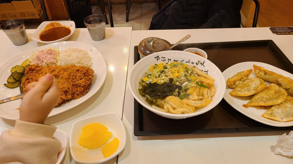 돈까스,유부우동,반반튀김만두